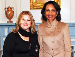 С государственным секретарём США Кондолизой Райс (справа) на вручении международной премии за мужество IWOC 10 марта 2008 года