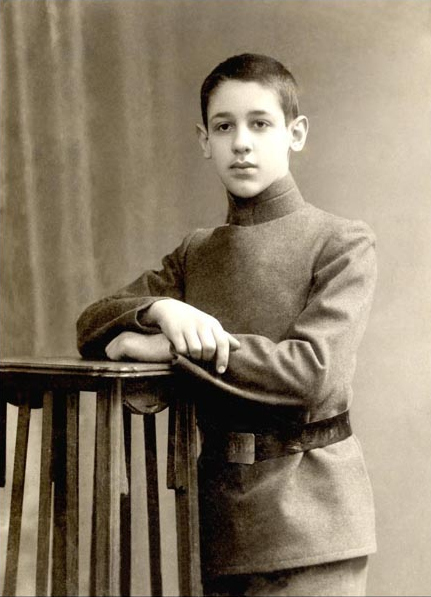 Файл:Yuri Rumer c1915.jpg