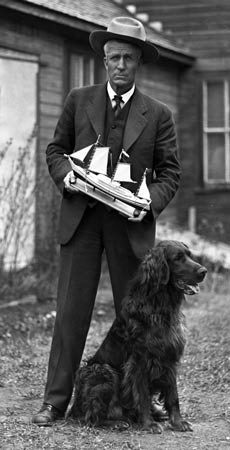 Файл:Norman Luxton and Tilikum model.jpg