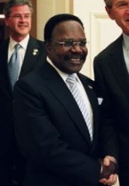 Омар Бонго в 2004 году.