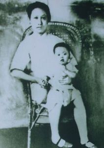 Файл:Zhao Yiman and her son.jpg