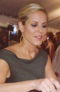 Файл:Maria Bello autografando2.jpg