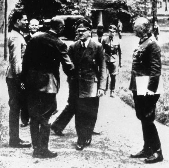 Файл:Bundesarchiv Bild 146-1984-079-02, Führerhauptquartier, Stauffenberg, Hitler, Keitel crop.jpg