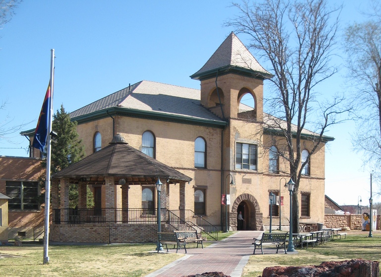 Файл:Historic Navajo County Courthouse and Museum cropped.jpg