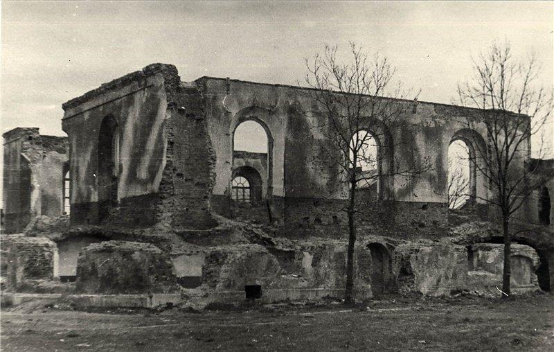 Файл:Równe. Ruiny synagogi.jpg