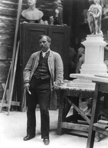 Файл:Thomas Brock in Studio.jpg