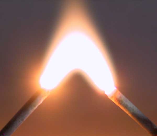 Файл:Lichtbogen 3000 Volt.jpg