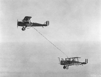 Файл:First experiments of aerial refueling.jpg