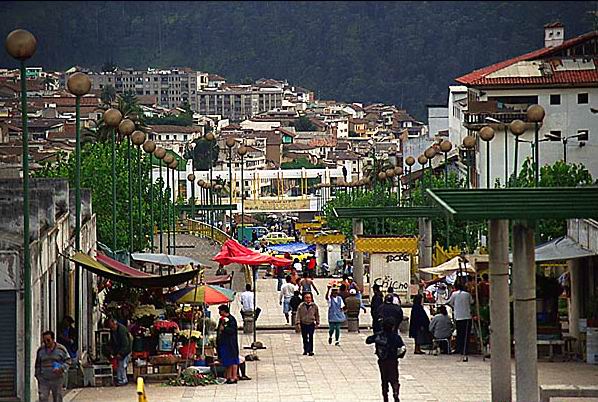 Файл:Quito sidewalk market.jpg