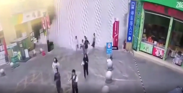Файл:2025 Yunnan Province rooftop infinity pool collapse.png