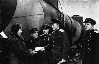 Файл:Работники станции Баку отправляют поезд с горючим для фронта.jpg
