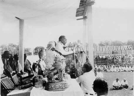 Файл:Dr. Ambedkar delivering speech during conversion.jpg