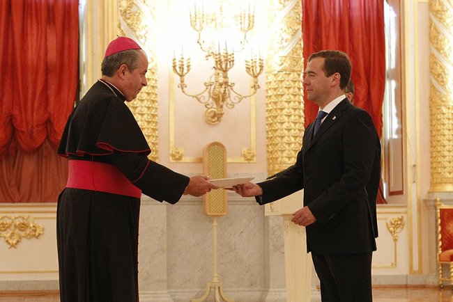 Файл:Dmitry Medvedev with ambassadors 14 July 2011-5.jpeg
