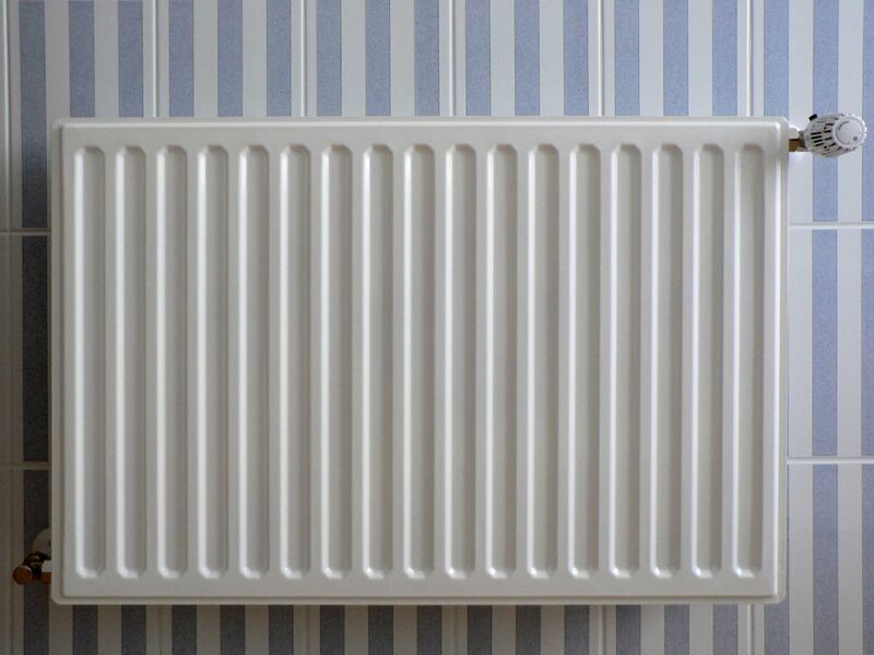 Файл:Radiator op blauw-wit-gestreepte tegels.JPG