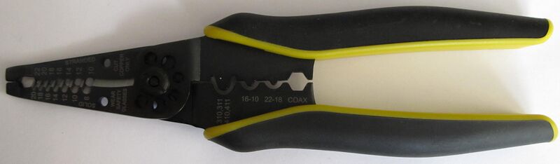 Файл:Simple universal wire stripper.JPG