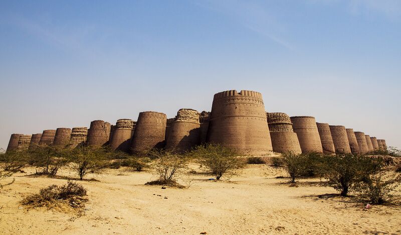 Файл:Derawar Fort side view.jpg