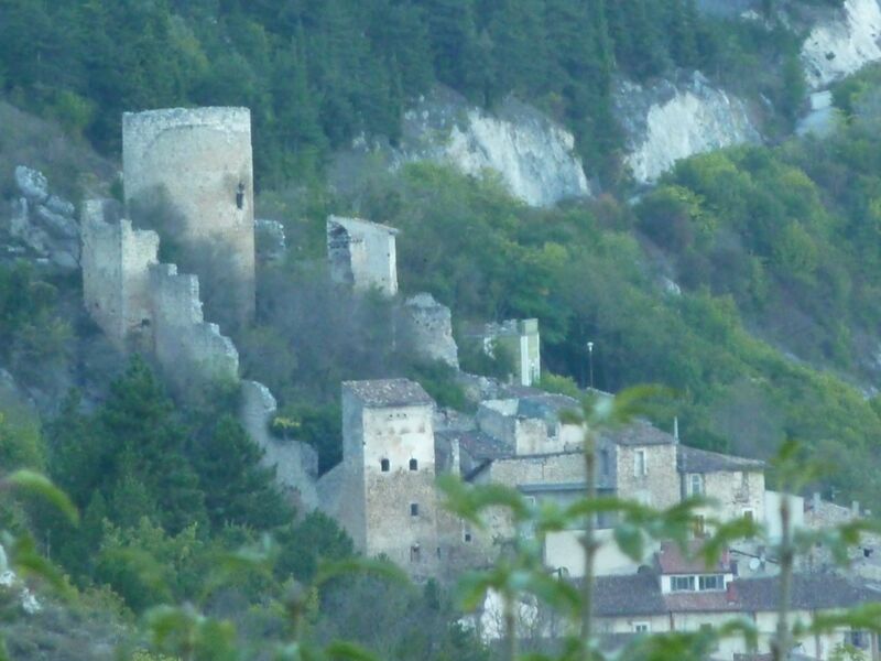Файл:Fossa AQ - Castello 03.JPG