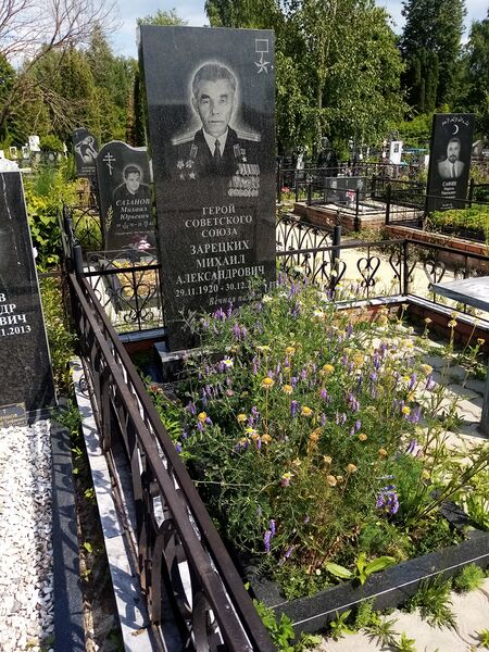 Файл:Mikhail Zaretskikh's grave.jpg