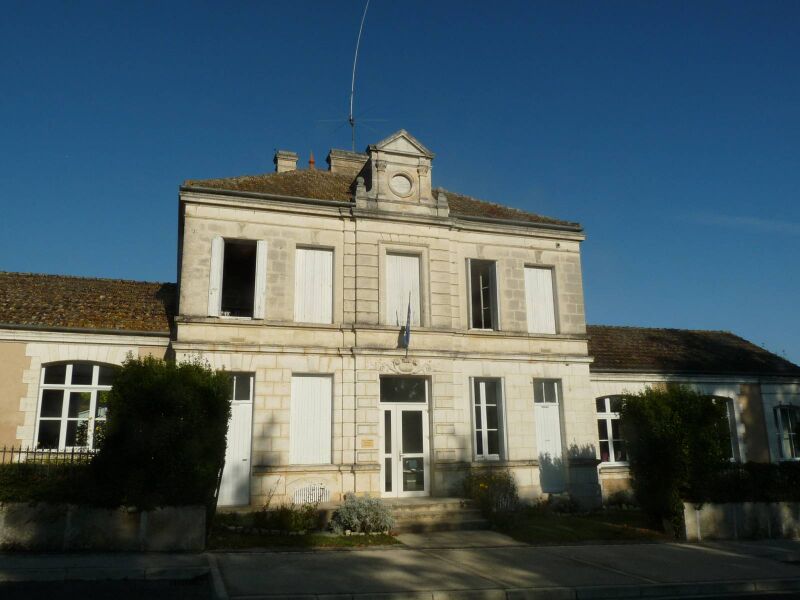 Файл:Riouxm mairie.JPG