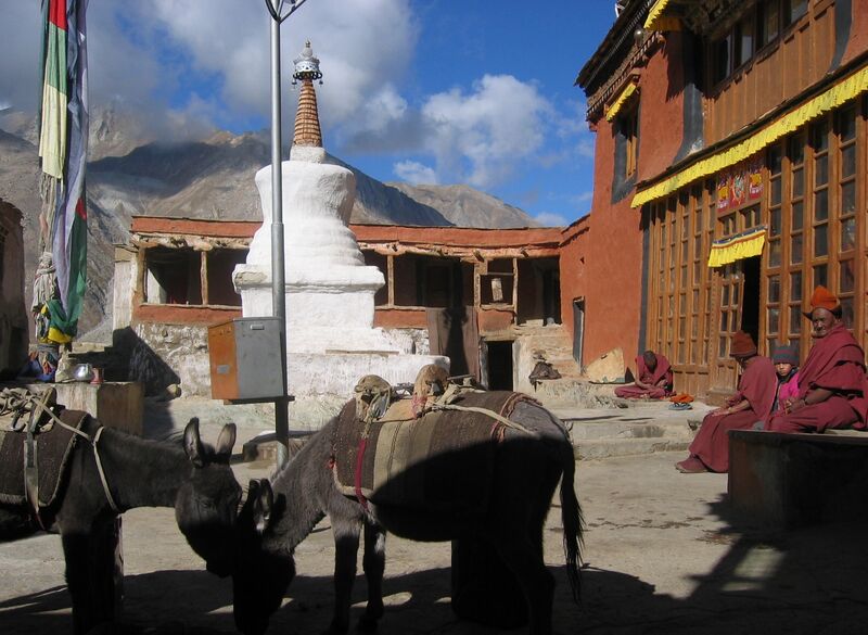 Файл:Rangdum Gompa Inside Courtyard.JPG