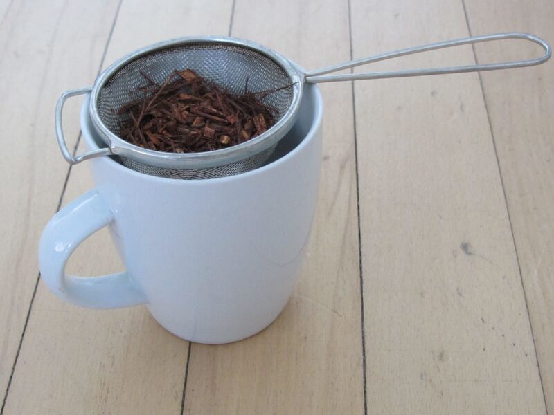 Файл:Strainer with rooibos tea.JPG