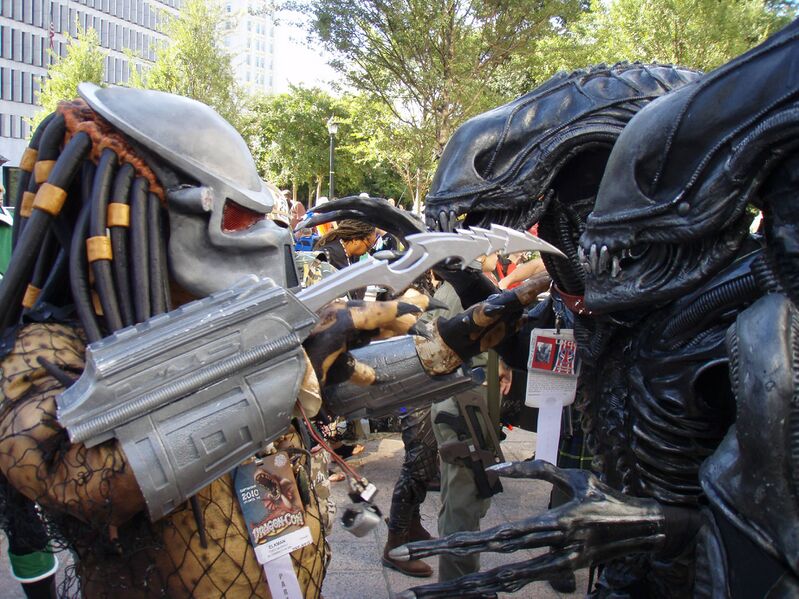 Файл:DragonCon-AlienVsPredator.jpg