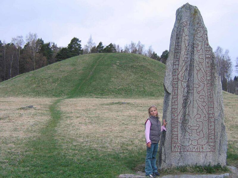 Файл:Anund's mound.JPG