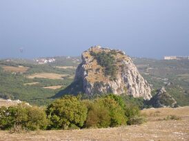 Вид на скалу Биюк-Исар с Ай-Петринской яйлы