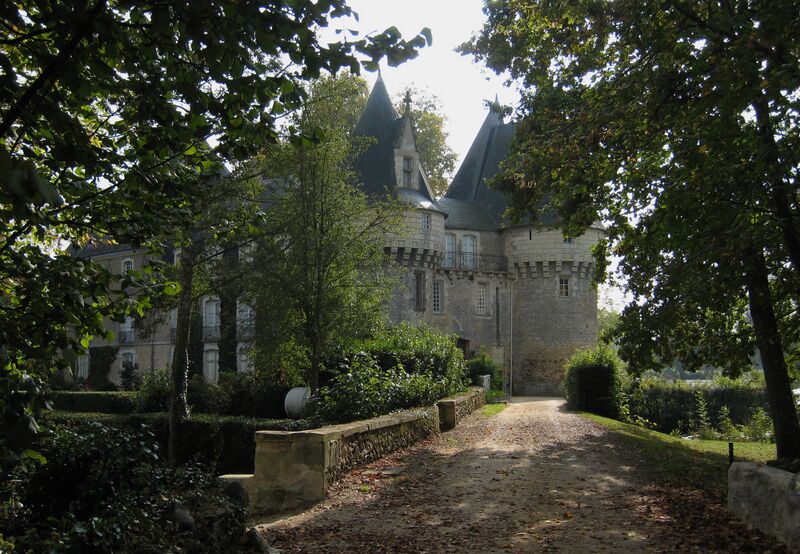 Файл:Castle Bazouges 2007 01.jpg