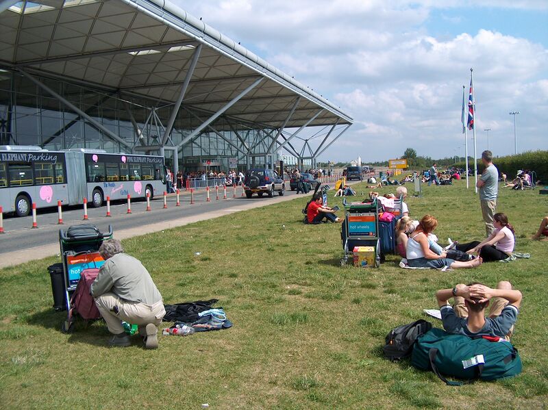 Файл:Stansted-front-02.jpg