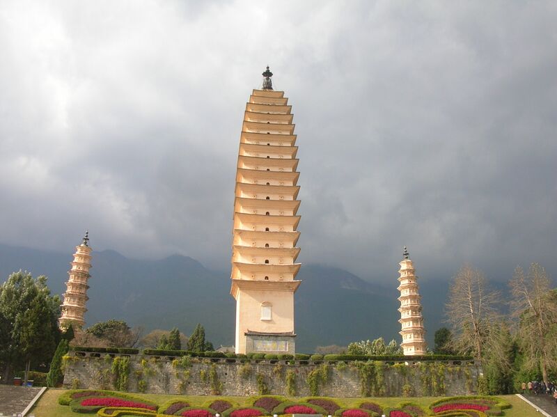 Файл:Three Pagodas from bottom view.JPG