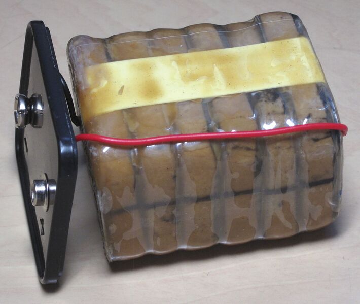 Файл:PP9 battery internal.JPG