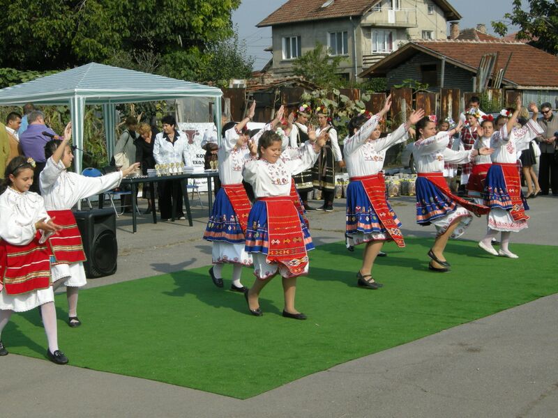 Файл:Bulgarian Folklore Dance.JPG