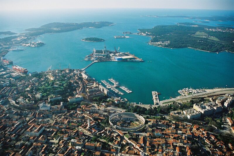 Файл:Pula-avion.JPG