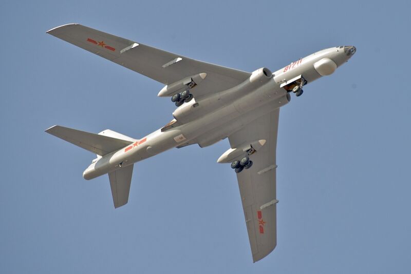Файл:PLAAF Xian H-6M Over Changzhou.jpg