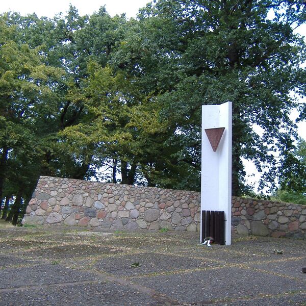 Файл:Mahnmal Poel.JPG