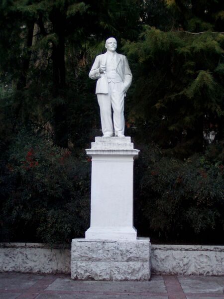 Файл:Lenin monument Khosta.JPG