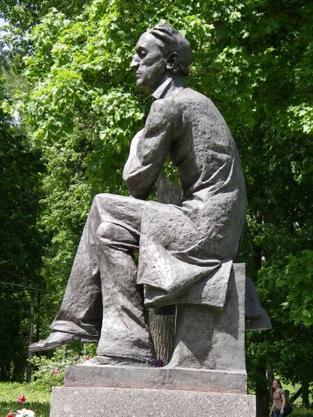 Файл:MonumentTutchev.JPG