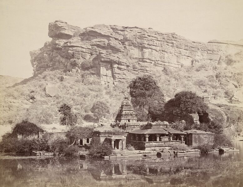Файл:Cliffs overlooking lake badami.JPG