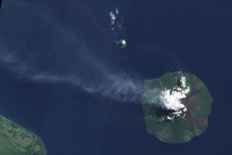 Файл:Manam Volcano.jpg
