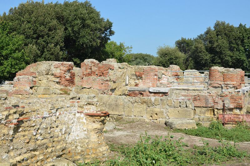 Файл:Cumae Temple of Apollo AvL.JPG