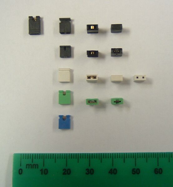 Файл:Electronics-jumper-shunts.jpeg