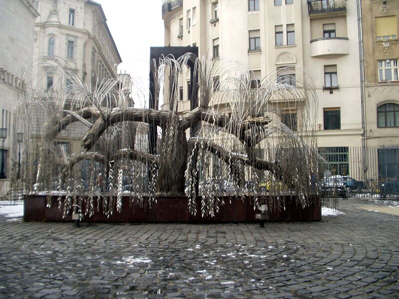 Файл:Budapest memorial tree.JPG