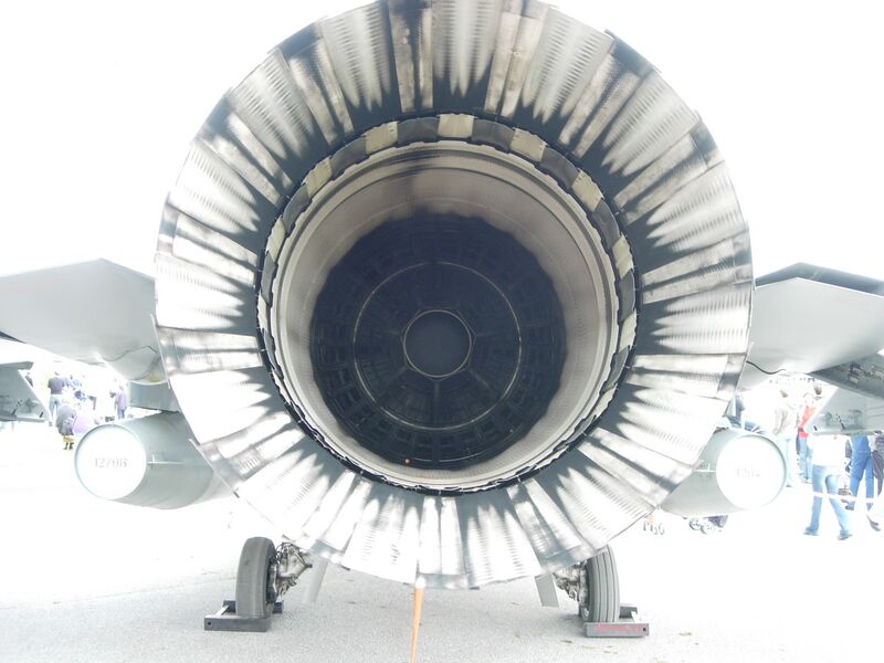 Файл:F-16 Fighting Falcon engine.jpg