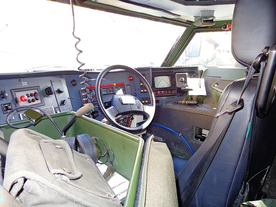 Файл:Spähwagen Fennek - Cockpit.JPG