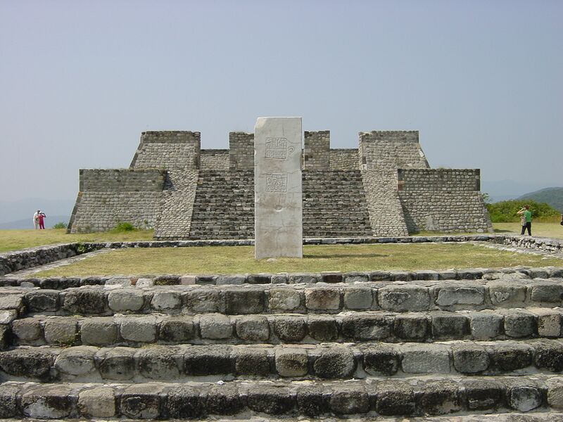 Файл:Mexico xochicalco pyramids.JPG