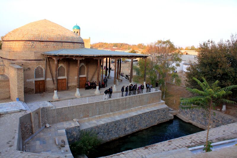 Файл:Nurota mosque and source.JPG