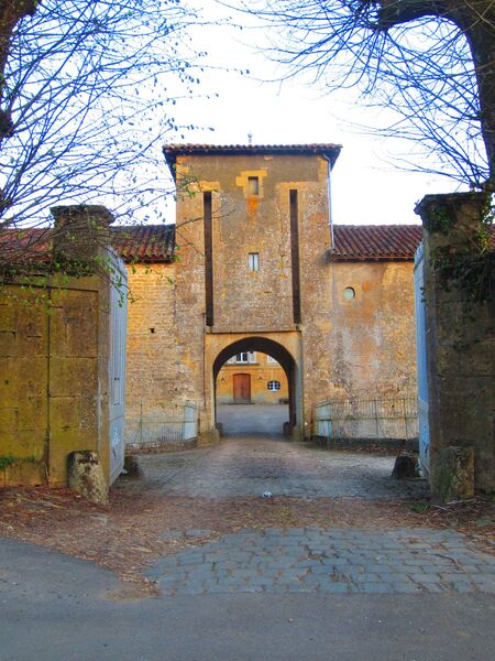 Файл:Entree chateau Colmey.JPG
