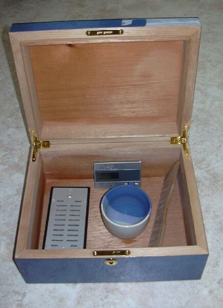 Файл:Humidor Vorbereitung.jpg