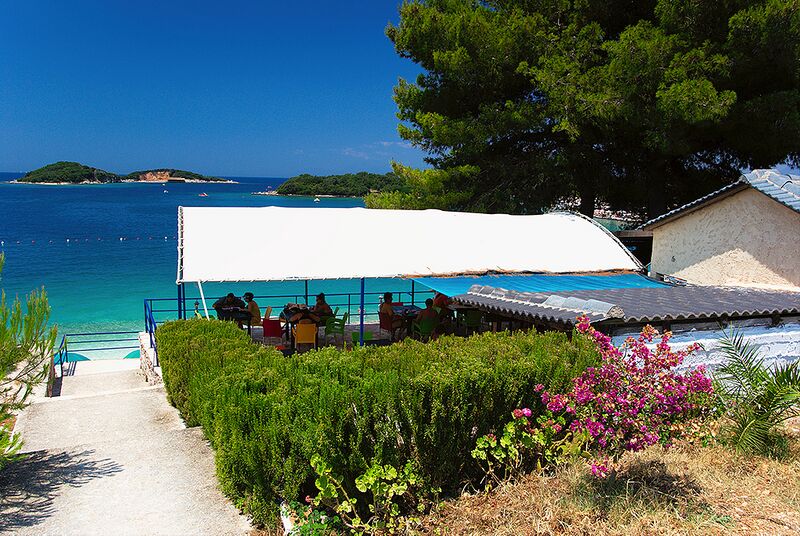 Файл:Ksamil cafe.jpg